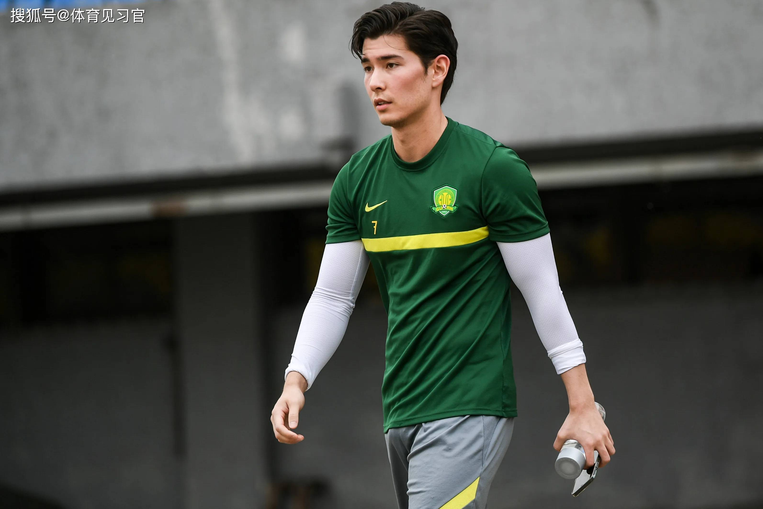 爱游戏体育官网-费德勒在勇士比赛中重返赛场，败北引发热议！引发球迷热议(跟费德勒的球迷作战)